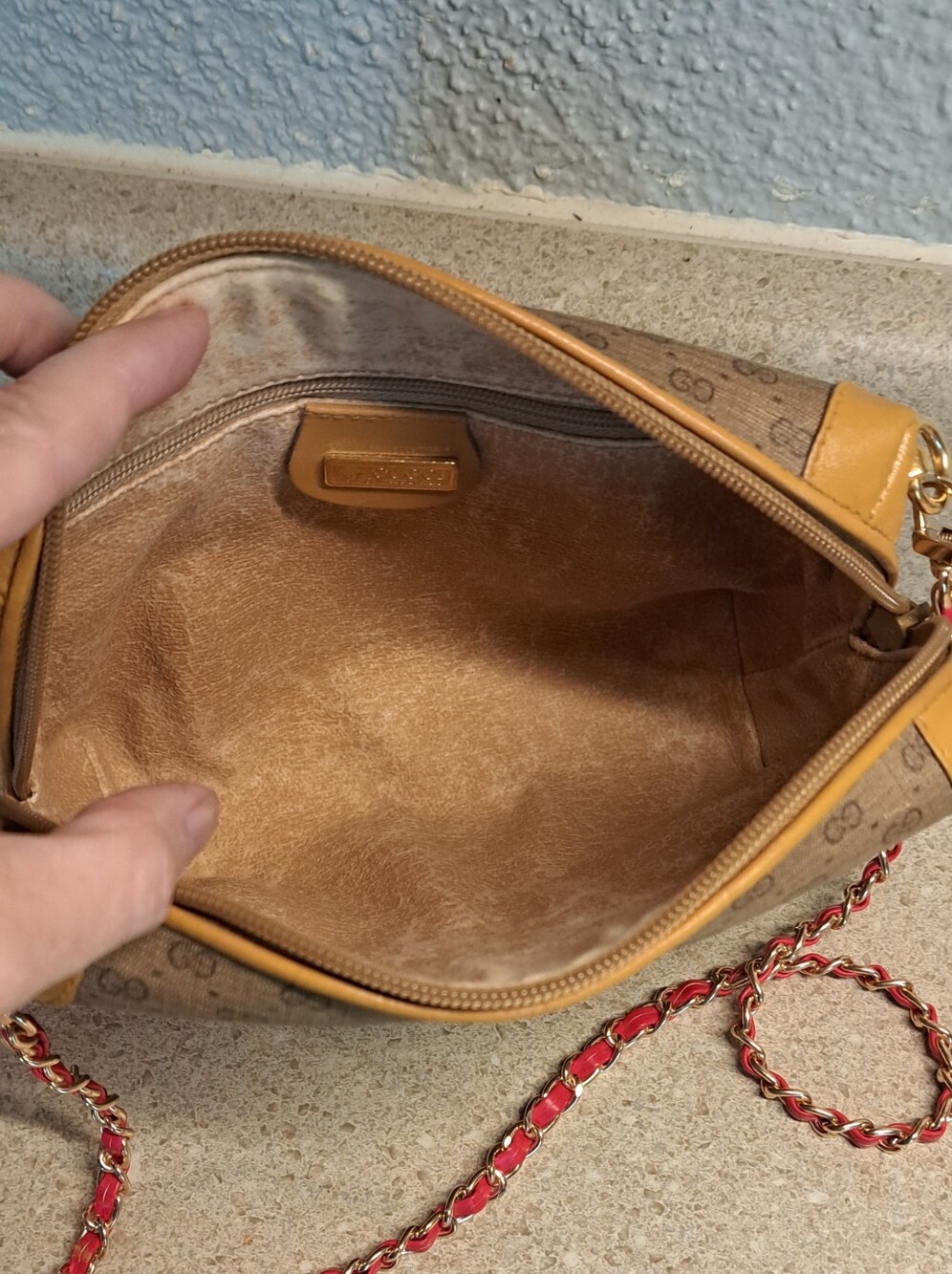 Gucci Shoulder Bag - Picture 8 of 13